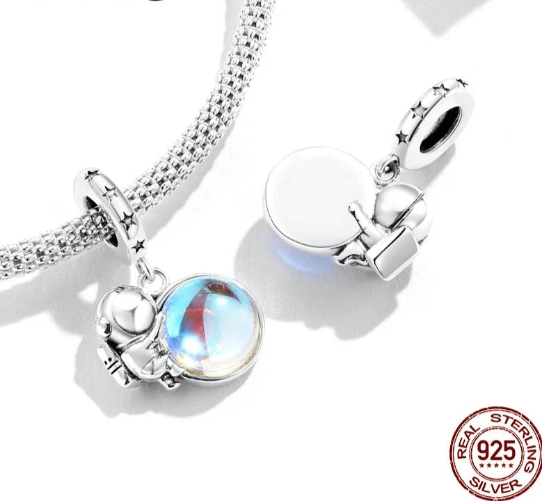 Charm o dije de astronauta con piedra lunar en plata 925s