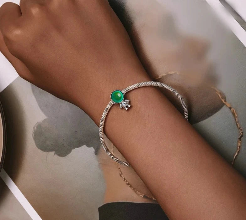 Charm o dije de astronauta con piedra lunar en plata 925s