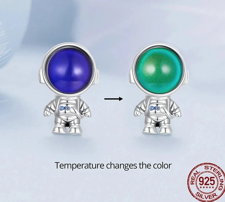 Charm o dije de astronauta con piedra lunar en plata 925s