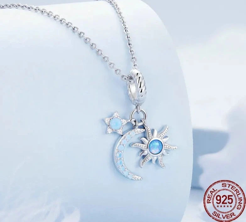 Charm o dije de astronauta con piedra lunar en plata 925s