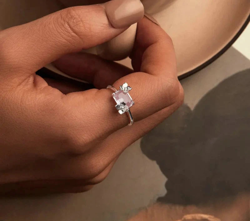 Anillo Rosa de Florecitas Circonias Cúbicas y plata 925 ley.