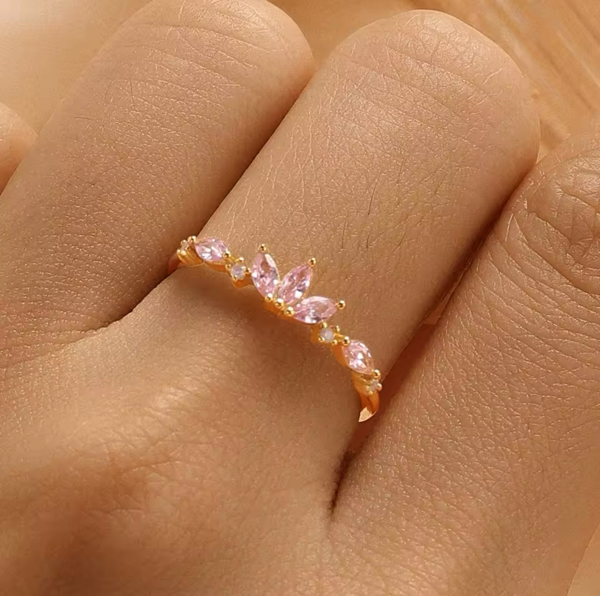 Anillo Corona de Circonias Rosa en plata 925 y Chapa Dorada